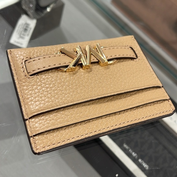 MICHAEL KORS
Reed Large Pebbled Leather Card Holder Case
Camel 
NWT - Picture 14 of 16